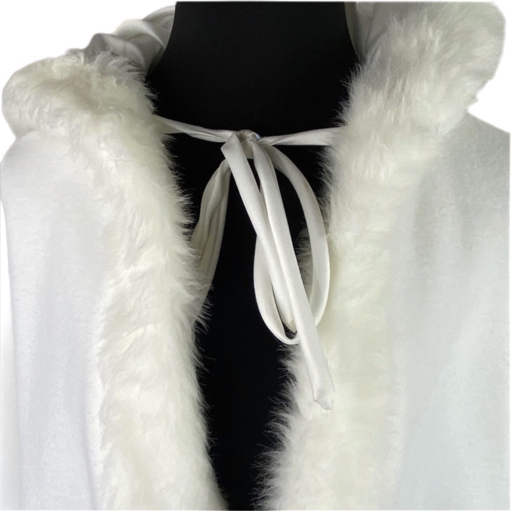 Reversible White Bridal Wedding Cape Faux Fur Trim Satin White & Faux Fur​​​​​ - Picture 11 of 14